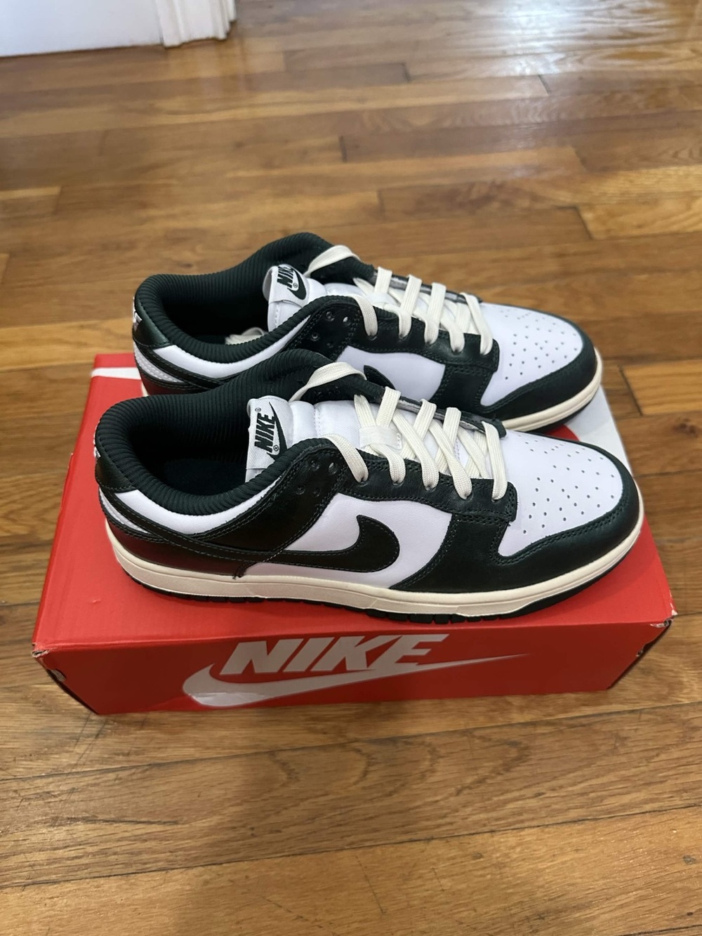 *Slightly Used* Nike Dunk Low Women White Green (DQ8580-100) Size 9W